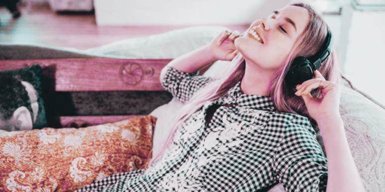 How To Get Clarity From Your Spirit Guides Through Music woman listening to music
