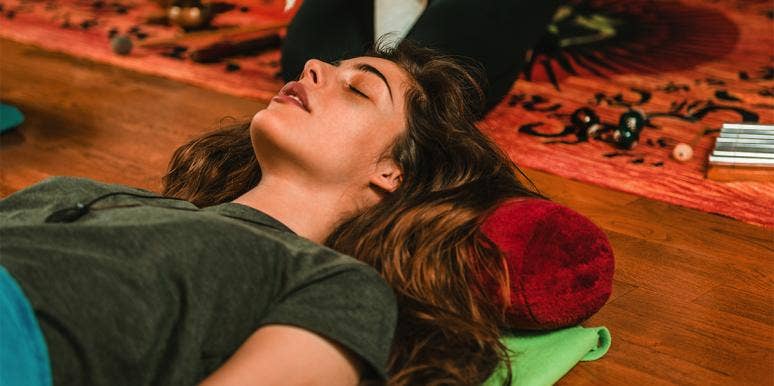 What Happened When I Tried Guided Meditation For Anxiety In A Room Full Of Strangers woman meditating