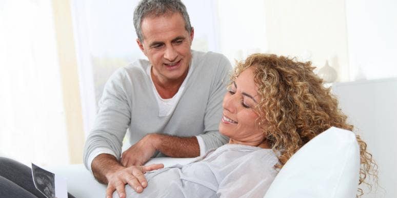 having kids after 40 pregnant woman and husband looking at sonogram