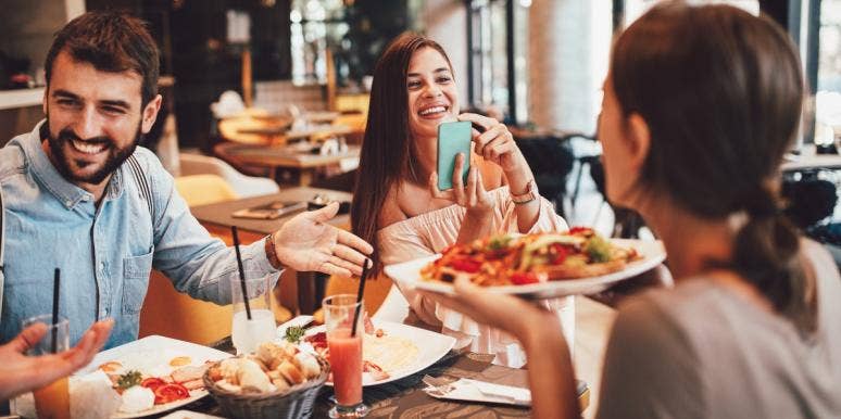 healthy food substitutions friends at a restaurant making healthy food substitutions