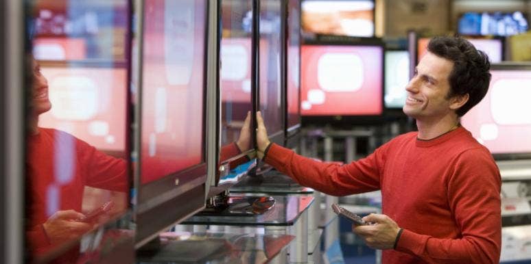 how to avoid impulse buying happy man shopping