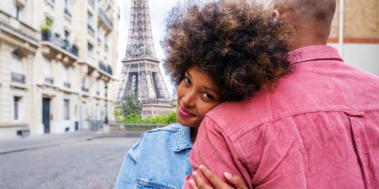 Women Who Remember These 4 Things Are The Ones Who Find Love Quickest woman hugging man