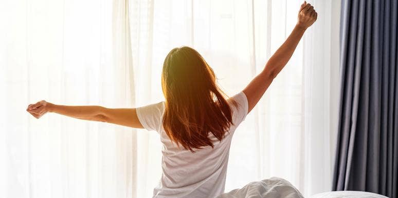 How To Wake Yourself Up: 8 Tips To Get Up On Time woman waking up