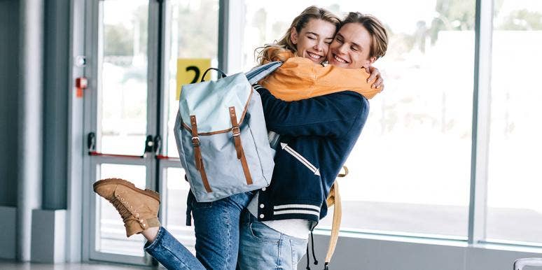 15 Best Apps For Long Distance Couples To Stay Connected & In Love a couple reuniting after being separated for a long time