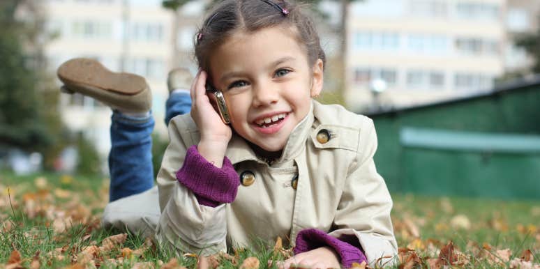 Grandmother Gives 6-Year-Old A Smart Phone Without Asking Her Parents — All Because Her Mom ‘Doesn’t Answer Her Phone’ little girl, cell phone
