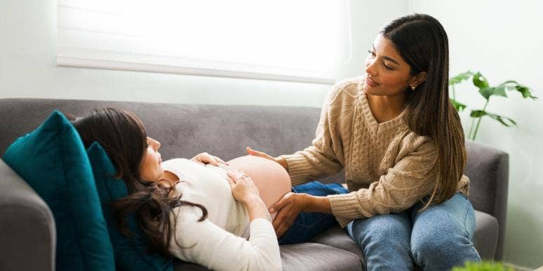 Woman Learns Her Midwife Is Her Partner’s Ex – Now She’s Unsure If Someone Else Should Deliver The Baby midwife checking pregnant woman belly