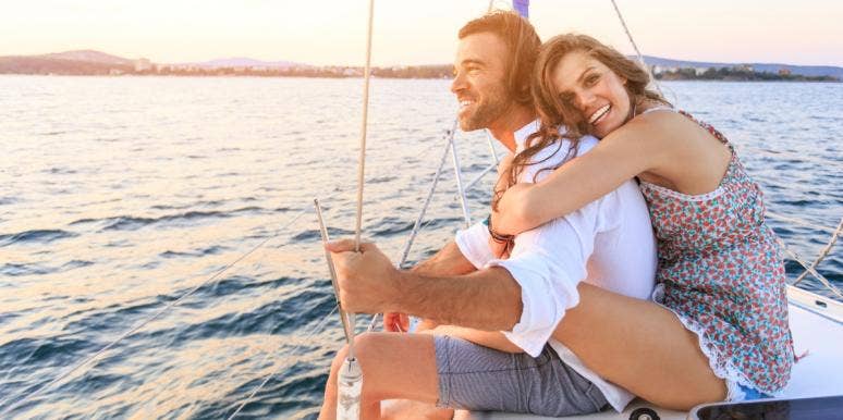 niche dating sites happy man and woman on a boat