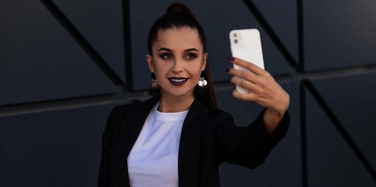 3 Fatal Online Dating Mistakes Women Make, According To A Man woman taking selfie