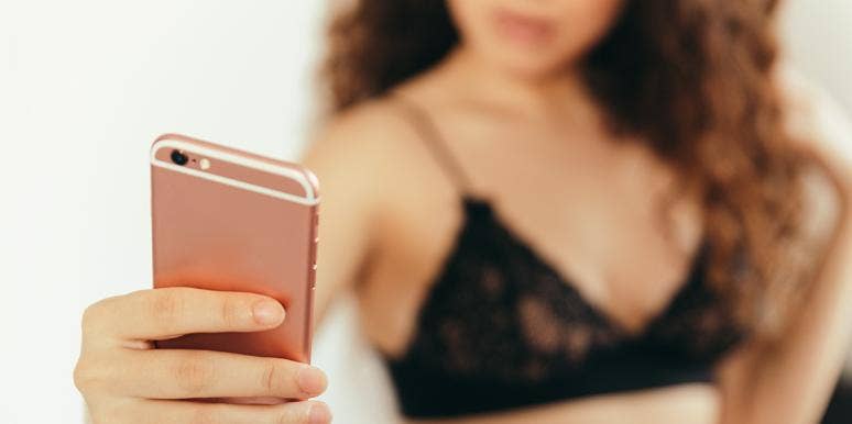 Why Taking Nude Photos Made Me Fall In Love With The Body I Hated woman taking selfie with phone