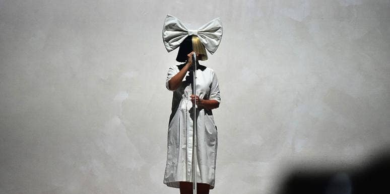 What Does Sia's Face Look Like? What Does Sia's Face Look Like?
