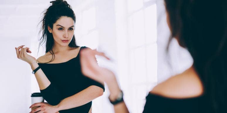Signs Of Narcissism And Red Flags Someone Has A Narcissistic Personality Disorder woman looking in mirror