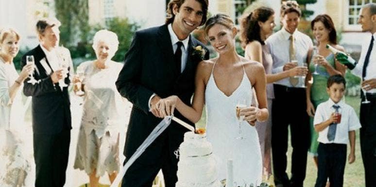 Pics: 12 Epic Wedding Photobombs wedding photobomb
