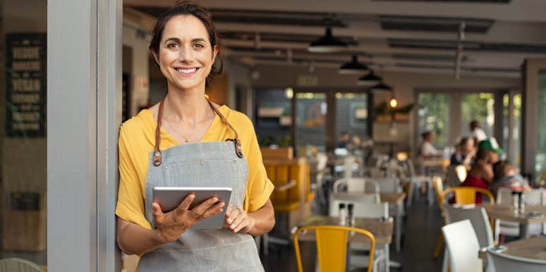 Woman Upset That Tip Was Added To Restaurant Check Restaurant server