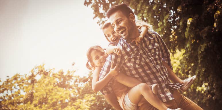 Woman Threw Boyfriend Out Of The House After Discovering His Secret Children Father with his two daughters