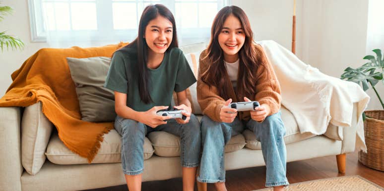 Woman's Reaction To Roommate's 'Robbing Prank' Divides Internet Users roommates hanging out at home