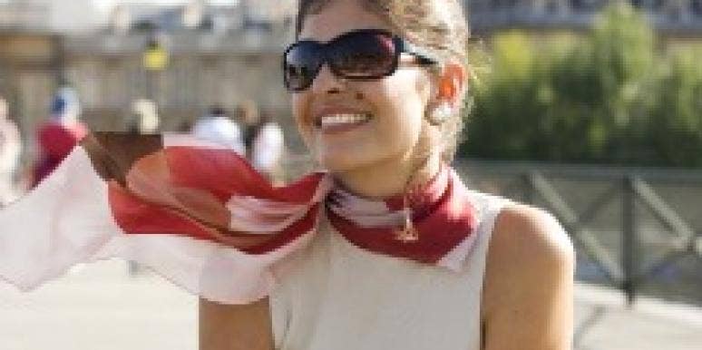 Quiz: Are You A Jackie Or A Marilyn? jackie kennedy Dark haired woman with sunglasses and scarf