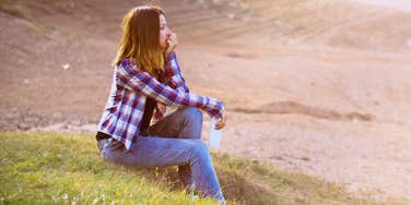 Negative behaviors that stop a woman from getting over her breakup.