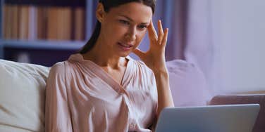 Woman tries to follow rules to find love in a demoralizing dating scene.