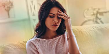Woman has habits that signal she has a lack of security in her relationship.