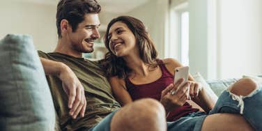 Man is love dusting a woman and she has no idea.