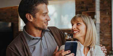 Smart woman says the phrases that makes a man instantly attentive to her.
