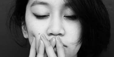 High emotional intelligence allows woman to reduce stress.