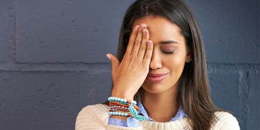 Forgetful woman who has an advantage over everyone else