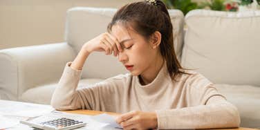 woman who can't pass financial literacy quiz