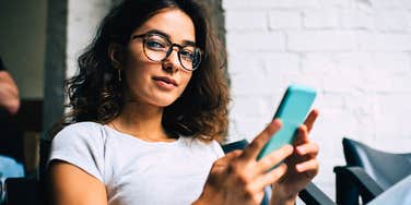 outdated text messages people send that unintentionally reveal their age