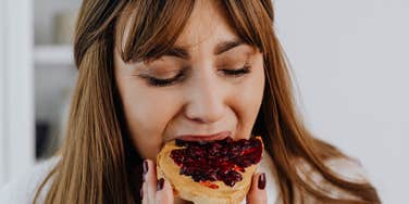 Woman makes everyday mistakes that slow down her metabolism.