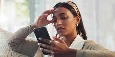 Mom reading her husband's group chat and realizing he wants to break up