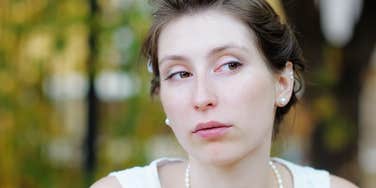 Bride annoyed that former bridesmaid she kicked out of wedding wore dress to brunch