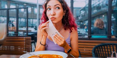 Common Things People With Good Manners Never Do At A Dinner Table