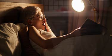 Woman putting off sleep even though she's tired 