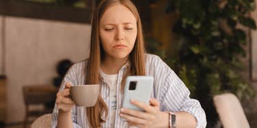 confused woman looking at phone