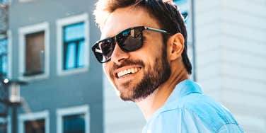 Man using irresistible phrases on a first date. 