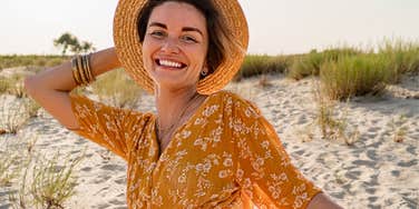 Woman doing things frugal people do to get out of debt 