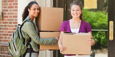 students moving into dorm