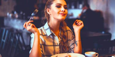 Things People Do At Restaurants That Reveal How Much Money They Really Have
