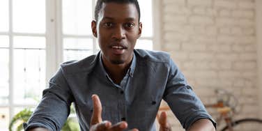 employee speaking to boss about his workload