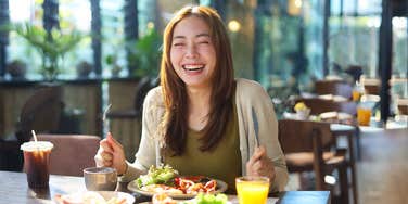 polite going out to dinner habits that are actually disrespectful 