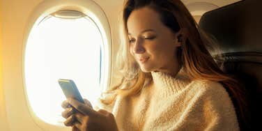 Teen Praised For Refusing To Give Up Window Seat For Pregnant Woman