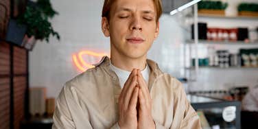 Woman Leaves A First Date After He Asks Her To Pray Over Their Food