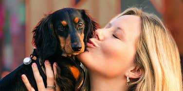Animal teaches human about love.