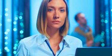 If A Woman Secretly Can’t Stand Her Coworkers, She’ll Start Saying These Things Casually