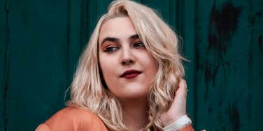 Woman uses manifestation tricks.