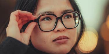 Woman recognizes faces.