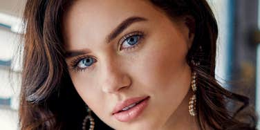 Woman sees if she is a follower or free-thinker.