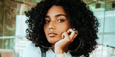 ocused professional at a desk, illustrating habits top five percent of efficient people avoid to stay productive