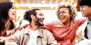 Confident charming person entering a room with magnetic presence showing the habits incredibly charming people use when they walk into a room.